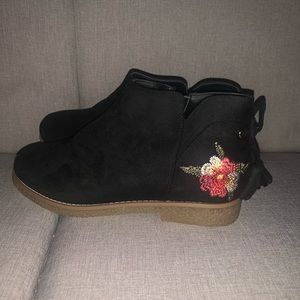 WOMENS SIZE 8 BOOT EMBROIDERED FLOWER BLACK SUEDE LIKE